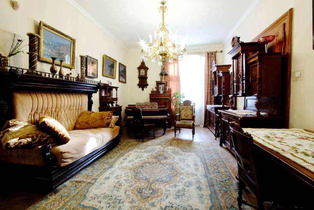 "Eva Stories" Movie Apartment On Rynok Square Лвив Екстериор снимка