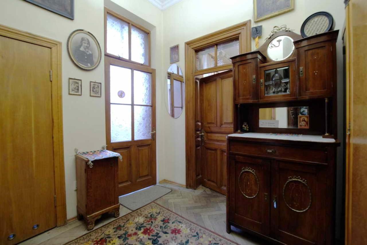 "Eva Stories" Movie Apartment On Rynok Square Лвив Екстериор снимка