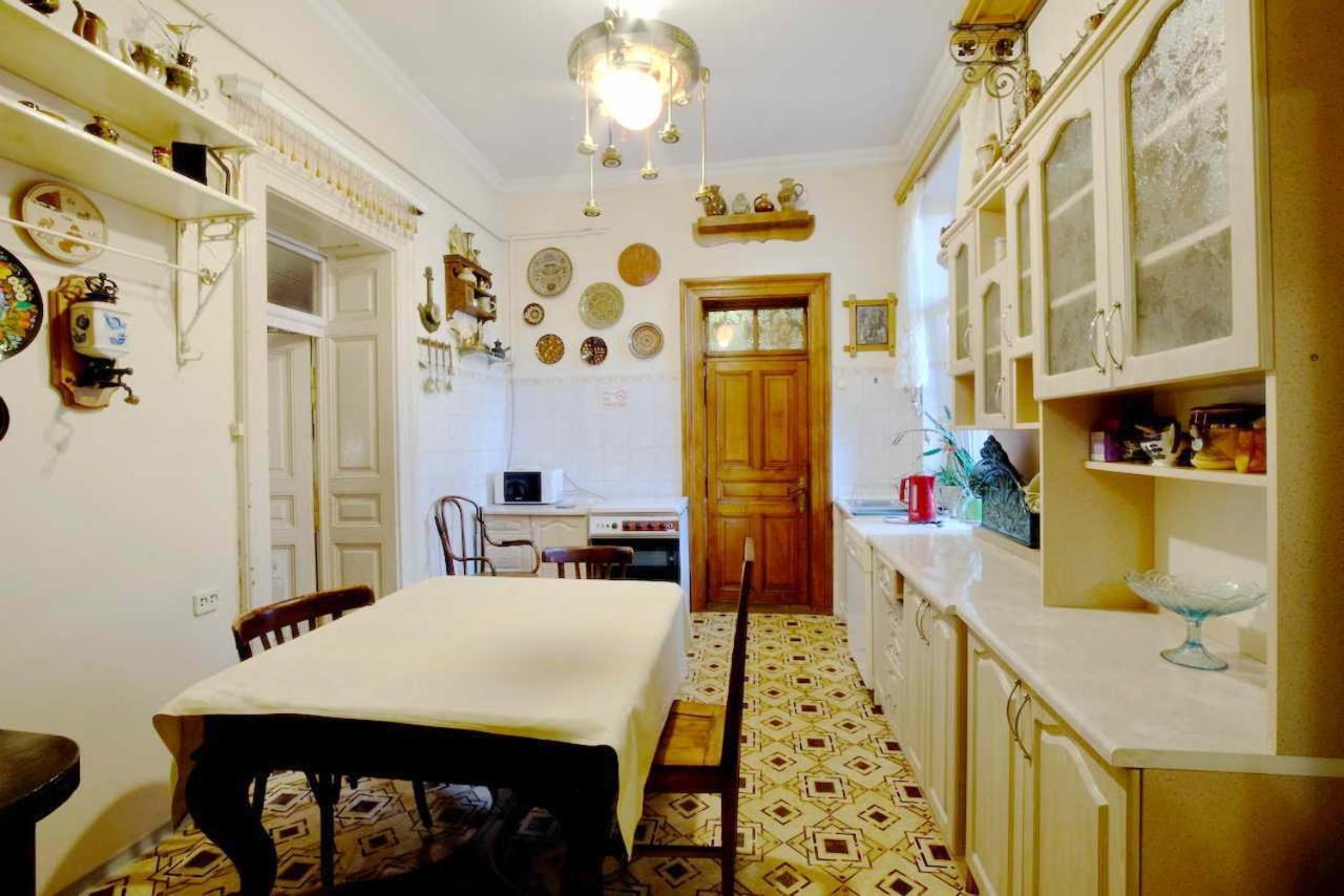 "Eva Stories" Movie Apartment On Rynok Square Лвив Екстериор снимка