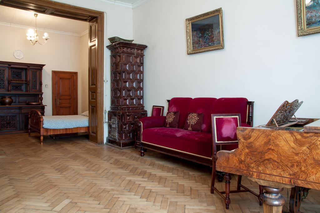 "Eva Stories" Movie Apartment On Rynok Square Лвив Екстериор снимка