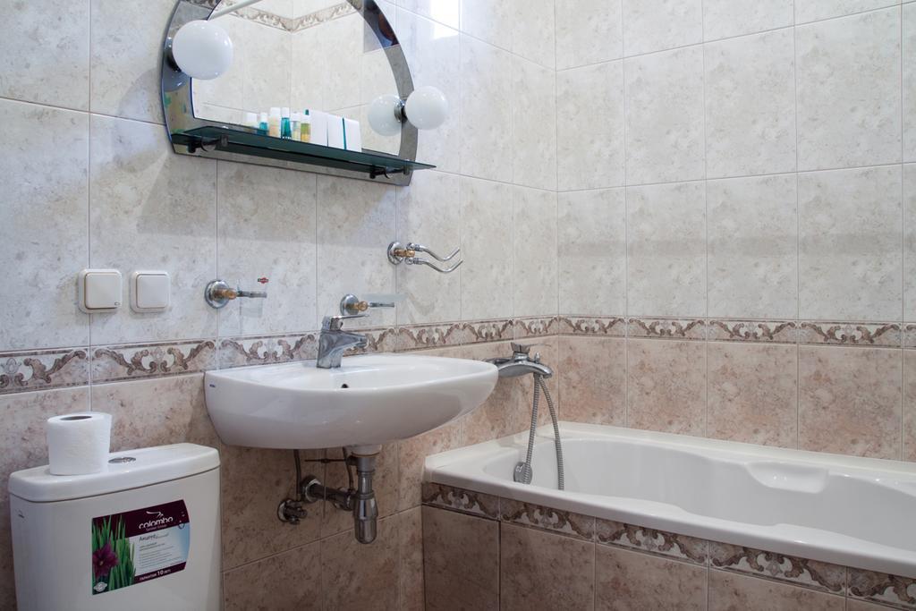 "Eva Stories" Movie Apartment On Rynok Square Лвив Екстериор снимка